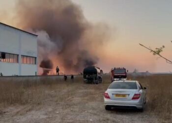 Zjarr në një servis automjetesh në Patos, dy zjarrfikëse në vendngjarje