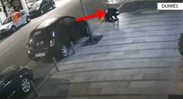 EMRI/ Vidhte kabuj elektrikë të ndriçimit të rrugëve, arrestohet 35-vjeçari në Durrës