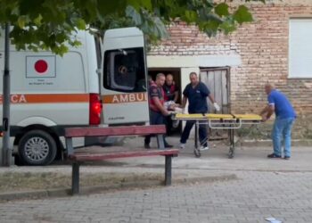 Plagosja në Korçë/ Autorit i vihen prangat në spital, arrestohen dhe 4 të tjerë që e rrahën pas krimit