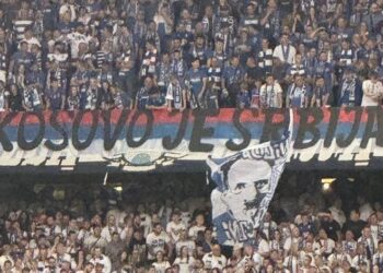 A e dinë polakët se shteti i tyre e njeh Republikën e Kosovës? Parulla antishqiptare në stadium!