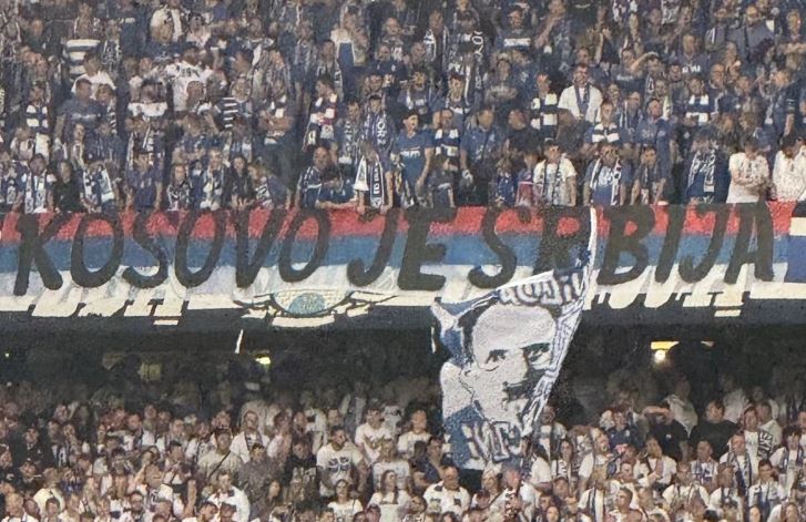 A e dinë polakët se shteti i tyre e njeh Republikën e Kosovës? Parulla antishqiptare në stadium!