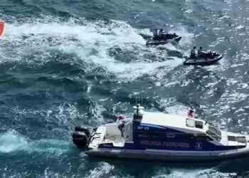 ‘Jet ski’ i policisë niset të shpëtojë pushuesin, por përplaset me një mjet lundrues