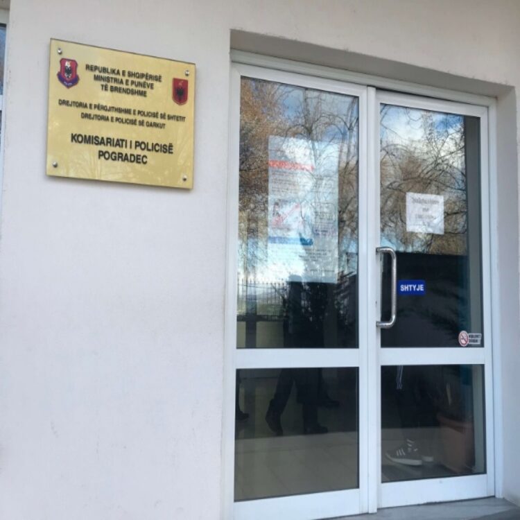 Pogradec, 42-vjeçari ndërhyn për të ndarë 4 gra që ziheshin, i ndodh e papritura