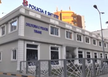 Të shtëna me armë në Tiranë, qëllohet drejt automjetit të një 37-vjeçari