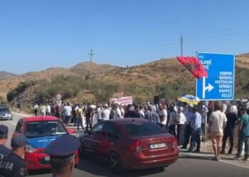 Banorët e fshatrave të Vlorës protestojnë duke bllokuar rrugën: Jemi lënë në harresë…