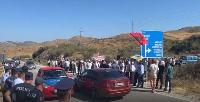 Banorët e fshatrave të Vlorës protestojnë duke bllokuar rrugën: Jemi lënë në harresë…