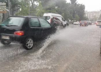 Priten stuhi dhe reshje gjatë fundjavës/ Policia Rrugore apel drejtuesve të mjeteve: Kujdes me shpejtësinë!
