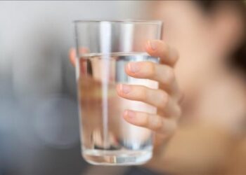 Studimi: Pirja e pamjaftueshme e ujit shkakton reagim më të fortë ndaj stresit