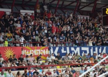 (VIDEO) Parulla antishqiptare në një ndeshje basketbolli në Kumanovë, në prani të kryeministrit