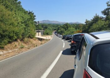 Fluks i madh mjetesh në pikën kufitare të Muriqanit, udhëtarët presin në vapë