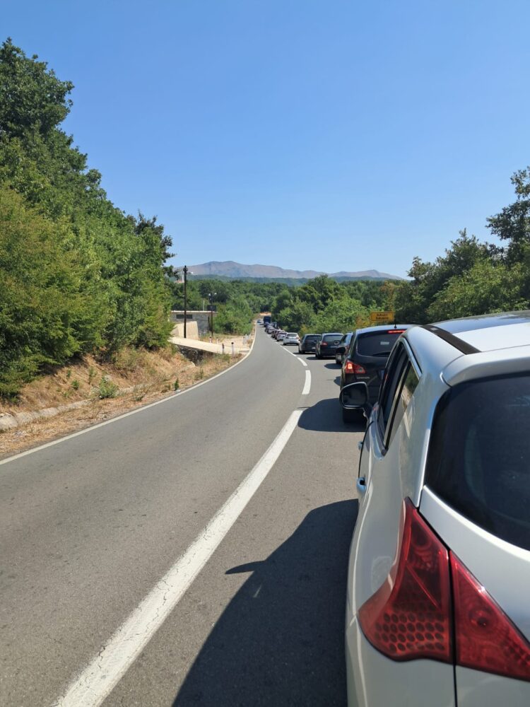 Fluks i madh mjetesh në pikën kufitare të Muriqanit, udhëtarët presin në vapë