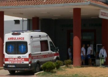 Një shofer i lënduar transportohet drejt Traumës pas aksidentit të 3 makinave në Lezhë