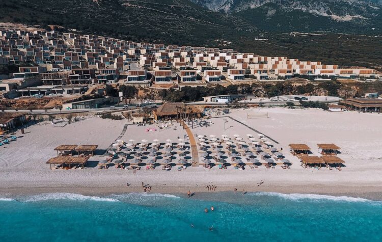 Turistes gjermane i vjedhin paratë në Palasë, në vilën ku pushonte