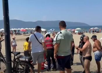 Fluturimi me parashutë nuk shkon siç duhet, turistja përfundon e dëmtuar në Lungomare