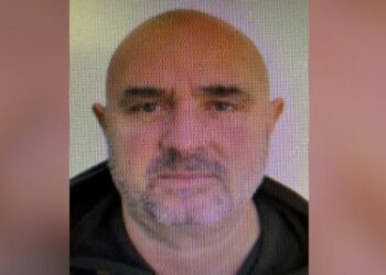 ‘Laborator’ droge brenda banesës në Yzberisht, sekuestrohen 17 kg lëndë narkotike dhe 22.5 litra vaj kanabisi – Pranga pronarit