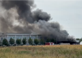 Zjarr pranë lokalit në afërsi të superstradës Lezhë–Milot, rrezikohen edhe banesat
