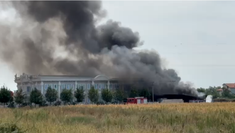 Zjarr pranë lokalit në afërsi të superstradës Lezhë–Milot, rrezikohen edhe banesat