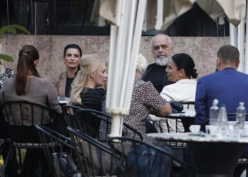 (FOTOT) Rama fotografohet në një kafe me bashkëpunëtorët e ngushtë