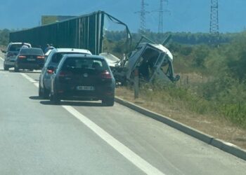 Ndërron jetë shoferi, udhëtari plagoset rëndë në autostradën Fier-Vlorë, makina e turistes goditi nga pas kamionçinën