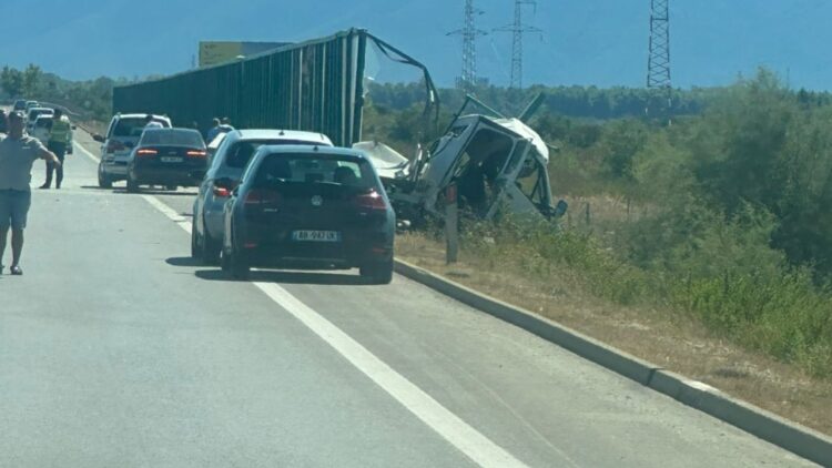 Ndërron jetë shoferi, udhëtari plagoset rëndë në autostradën Fier-Vlorë, makina e turistes goditi nga pas kamionçinën