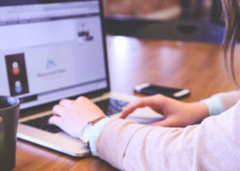 Raporti i Gallup: 36% e shqiptarëve të pakënaqur me punën që bëjnë, po kërkojnë një të re