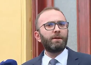 I hodhi Peleshit “Rregulloren” dhe “Kushtetutën”, Gazment Bardhi: Ishte e vetmja mënyrë reagimi