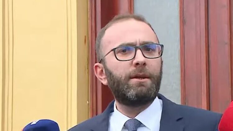 I hodhi Peleshit “Rregulloren” dhe “Kushtetutën”, Gazment Bardhi: Ishte e vetmja mënyrë reagimi