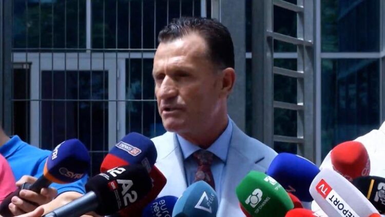 I dha Metës telefonin të japë intervistë nga qelia, Drejtoria e Burgjeve kërkon ndëshkimin e avokatit