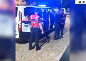 I mituri plagosi me thikë 33-vjeçarin në Shkodër, arrestohet se bashku me babain