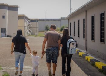 Kartolina fëmijëve nga burgu i Peqinit, për nisjen e vitit shkollor: Babi është gjithmonë këtu për ty!