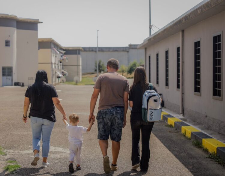 Kartolina fëmijëve nga burgu i Peqinit, për nisjen e vitit shkollor: Babi është gjithmonë këtu për ty!