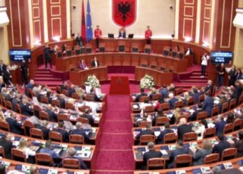 Tom Doshi dhe Sabina Jorgo heqin dorë nga mandati, vendet pritet t’i kalojnë listës së hapur