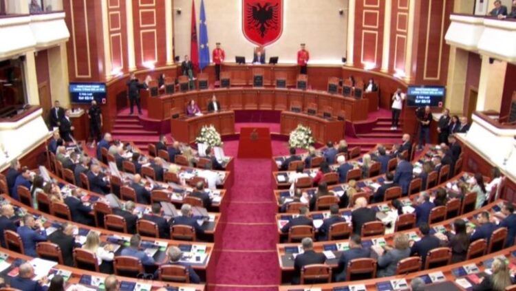 Tom Doshi dhe Sabina Jorgo heqin dorë nga mandati, vendet pritet t’i kalojnë listës së hapur