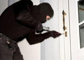 Grabitën 2 milionë lekë në banesën e të moshuarve dhe i dhunuan, shpallen në kërkim autorët