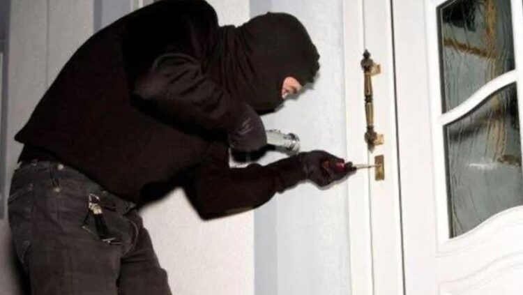 Grabitën 2 milionë lekë në banesën e të moshuarve dhe i dhunuan, shpallen në kërkim autorët