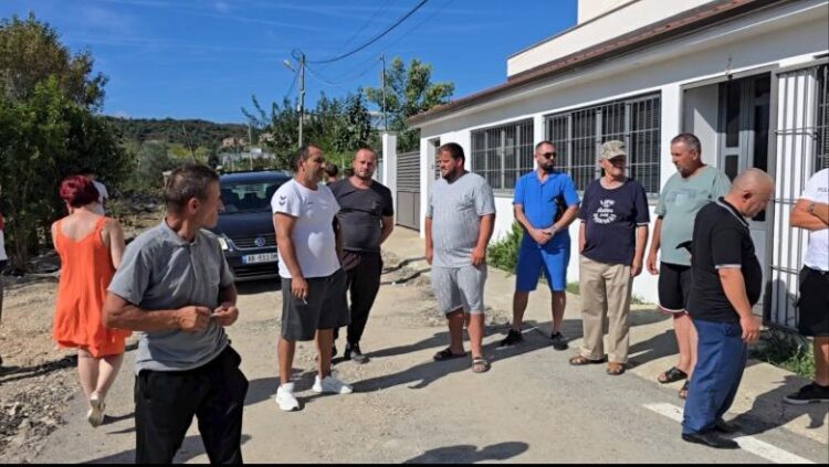 Rruga e re po ndërtohet pa trotuare, banorët e Spitallës në protestë