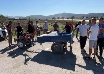 Protesta/ “Kemi 5 ditë pa ujë”, bllokojnë rrugën banorët e Varibobit në Fier