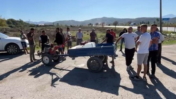 Protesta/ “Kemi 5 ditë pa ujë”, bllokojnë rrugën banorët e Varibobit në Fier