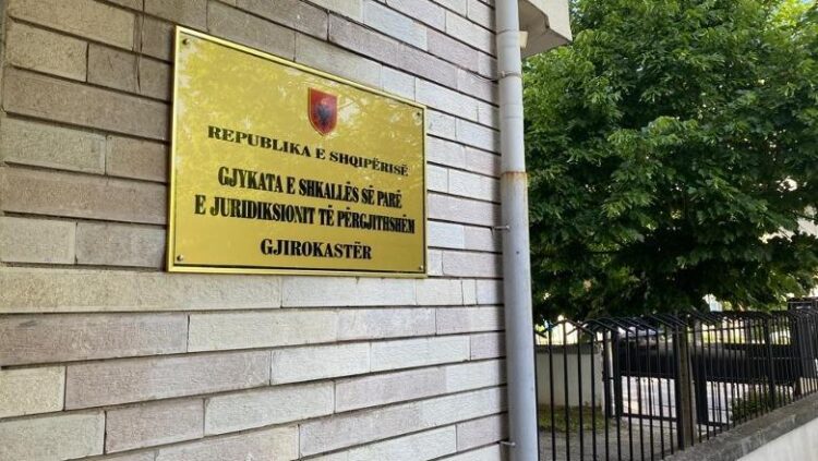 Abuzimi i 16-vjeçares në Këlcyrë, gjykata e Gjirokastrës lë në burg njerkun polic dhe 2 shantazhuesit