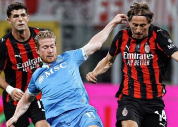 Milani me 10 lojtarë mund kampionët dhe merr vendin e parë