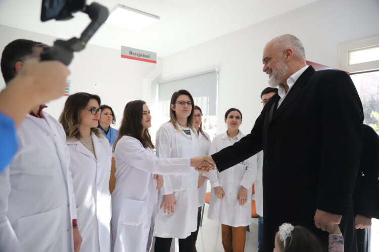 OBSH: Shqipëria boshatiset nga mjekët, çdo vit largohet një brez i sapodiplomuar