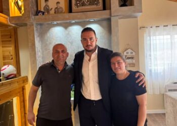 “Martin Cani nuk duhet harruar”, Ervin Salianji viziton prindërit e 14-vjeçarit të vrarë në shkollë