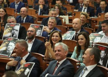 ‘Tërmet Alizoti’, lapsusi i Llajos që shkaktoi të qeshura gjatë betimit të deputetëve