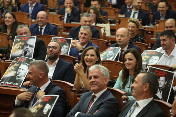 ‘Tërmet Alizoti’, lapsusi i Llajos që shkaktoi të qeshura gjatë betimit të deputetëve