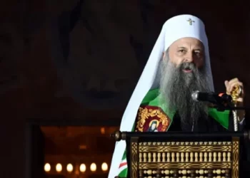 DW: Udhëheqja e Kishës Serbe në shërbim të regjimit të Vuçiçit