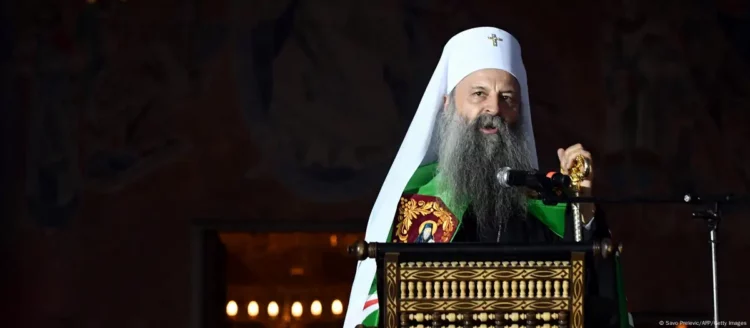 DW: Udhëheqja e Kishës Serbe në shërbim të regjimit të Vuçiçit