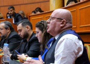 Gjokutaj, këshilltarëve të PS: Ju doni ta shkarkoni Veliajn se zbatoni udhra politikë