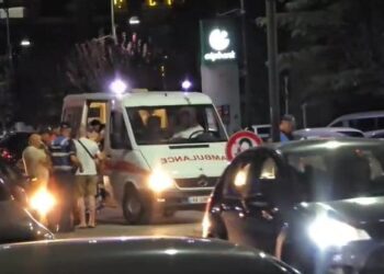 Makina përplas dy kalimtarë te vijat e bardha në Fier