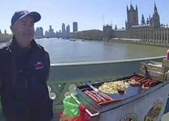 Historia e shqiptarit që shet hot dog në urën Westminster, policët maskohen si “batman” për ta kapur