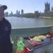 Historia e shqiptarit që shet hot dog në urën Westminster, policët maskohen si “batman” për ta kapur